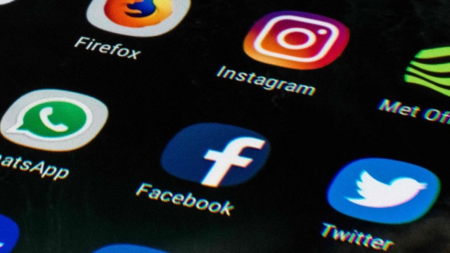 iconos de redes sociales en la pantalla de un smartphone