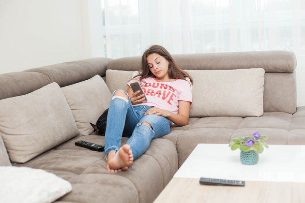 imagen de una joven aburrida en un sofá