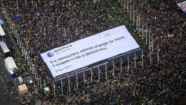 Imagen de la cabecera de la manifestación contra en Brexit con el tuit de la campaña