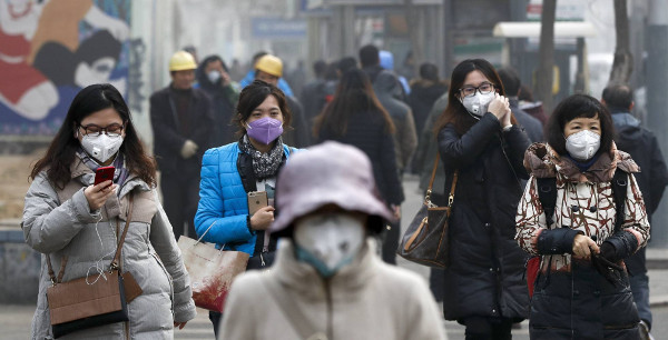 Imagen de algunas mujeres llevando mascarillas en Pekín