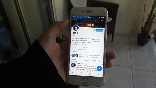 Imagen de la cuenta de Twitter de la CIA en un smartphone