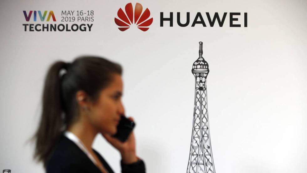 Persona pasa delante logo Huawei Paris